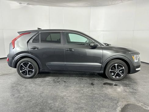Used 2025 Kia Niro LX FWD image 9