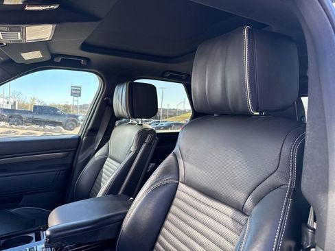 Used 2018 Land Rover Discovery HSE image 9