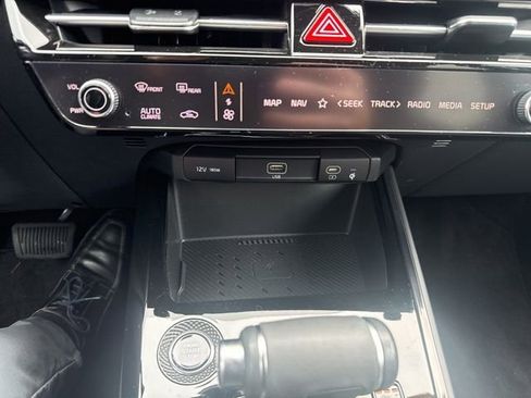 Certified 2025 Kia Niro EX image 17
