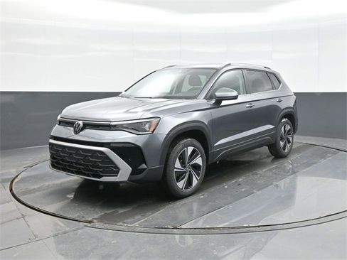 New 2026 Volkswagen Taos SE image 3