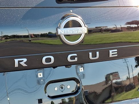 Used 2025 Nissan Rogue SV image 31