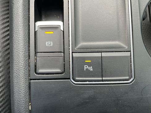 Used 2021 Volkswagen Atlas Cross Sport SE FWD image 30