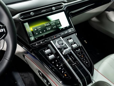 Used 2025 Aston Martin V8 Vantage Coupe RWD image 28