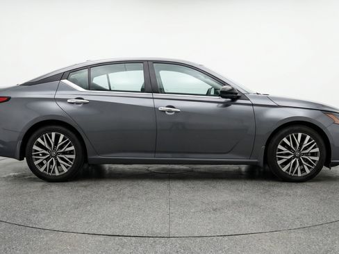 Used 2025 Nissan Altima 2.5 SV FWD image 11