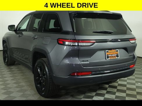 Used 2023 Jeep Grand Cherokee Limited w/ Black Appearance Package AWD/4WD image 4
