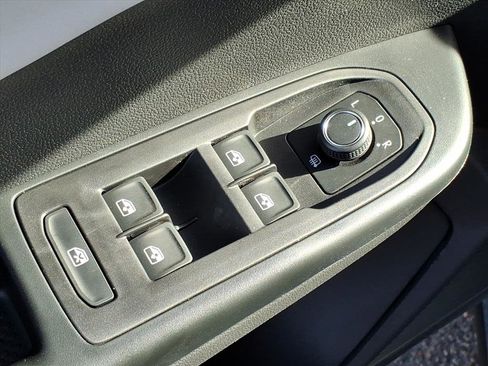 New 2026 Volkswagen Taos SE image 10