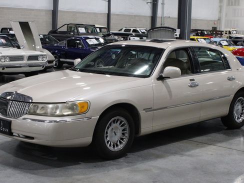 Used 1999 Lincoln Town Car Cartier RWD image 2