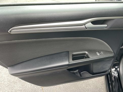 Used 2018 Ford Fusion SE w/ Fusion SE Technology Package FWD image 23