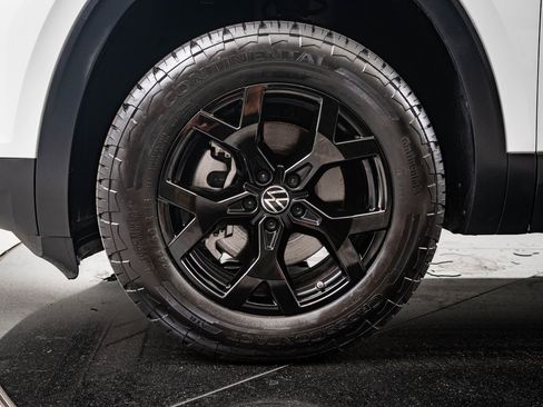 Used 2025 Volkswagen Atlas Peak Edition SE image 13