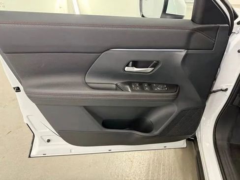 New 2025 Nissan Kicks SR image 13