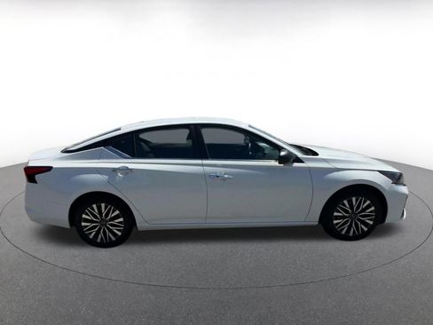 Used 2025 Nissan Altima 2.5 SV FWD image 16