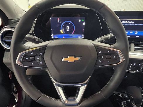 Used 2025 Chevrolet Trax LT FWD image 33