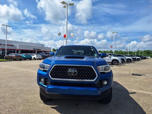 Used 2018 Toyota Tacoma TRD Sport AWD/4WD image 2