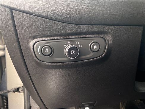 Used 2018 Chevrolet Equinox Premier image 38