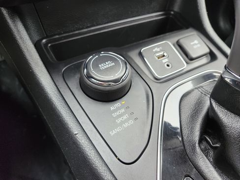 Used 2019 Jeep Cherokee Overland AWD/4WD image 34