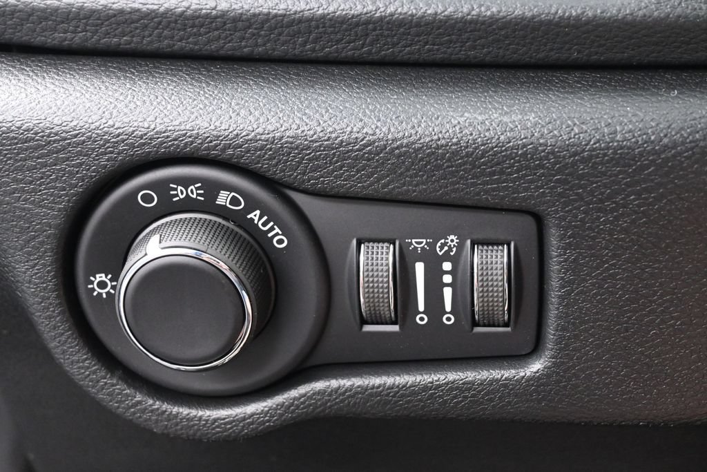 New 2027 Chrysler Pacifica Select w/ Family Tech Group FWD image 29