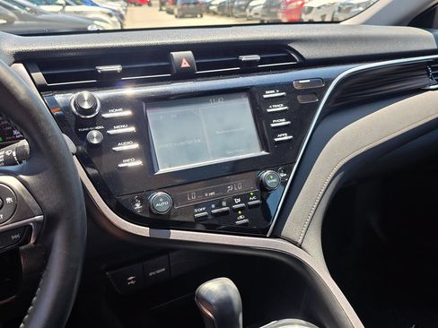 Used 2018 Toyota Camry XLE FWD image 34
