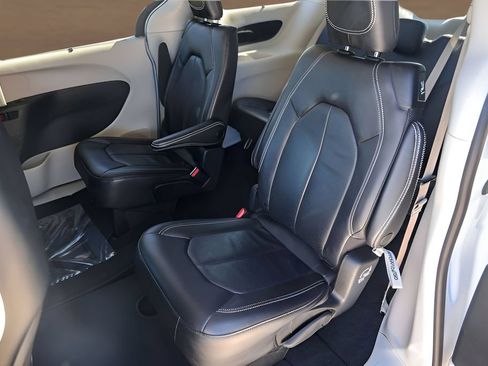 Used 2022 Chrysler Pacifica Touring-L AWD/4WD image 28