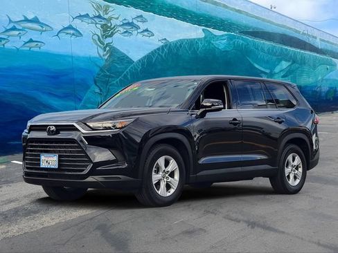 Used 2025 Toyota Grand Highlander FWD image 3
