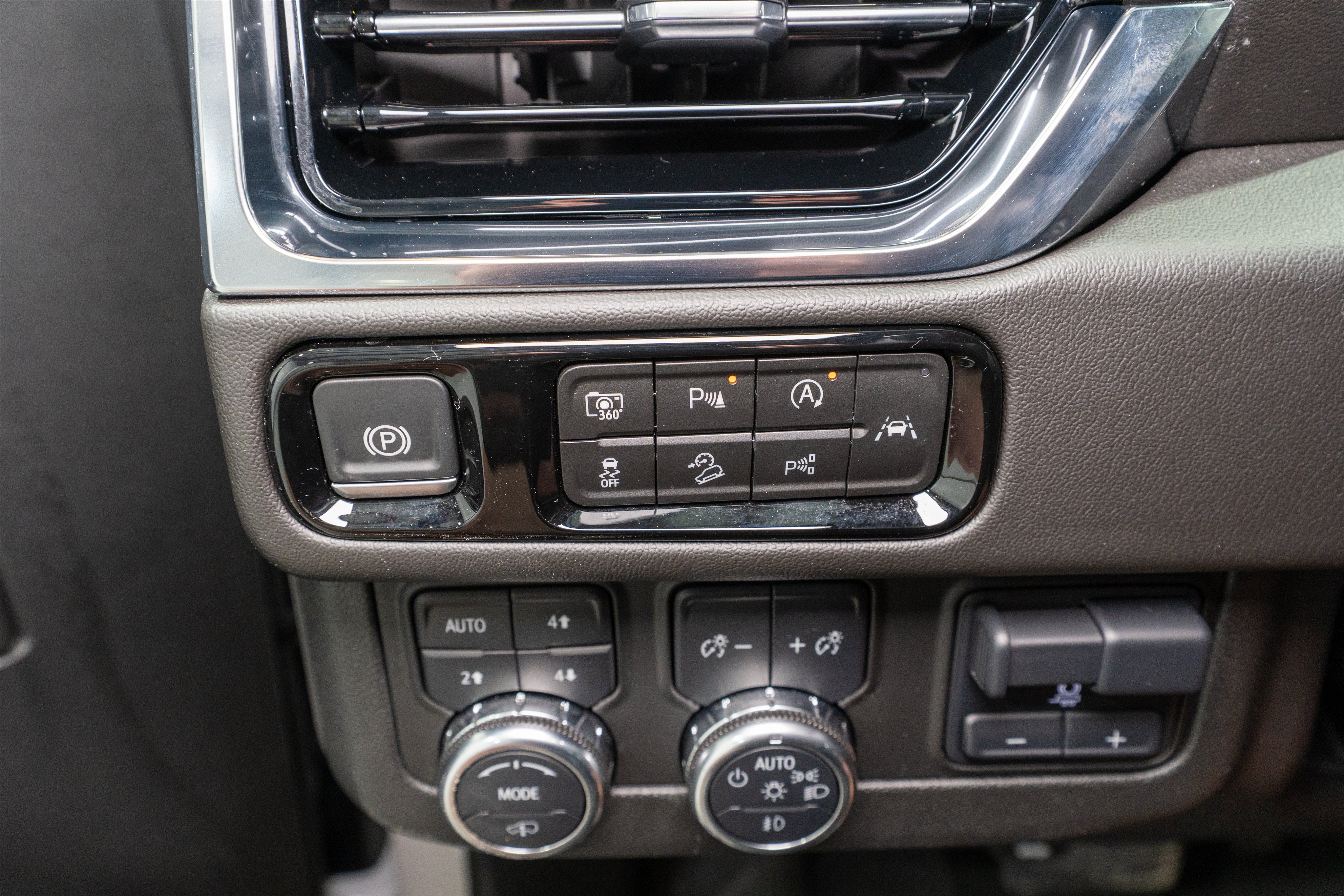 Used 2025 GMC Yukon XL Denali w/ Advanced Technology Package AWD/4WD image 31