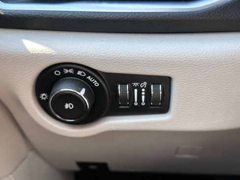 Used 2020 Chrysler Pacifica Limited w/ Advanced Safetytec Group FWD image 17
