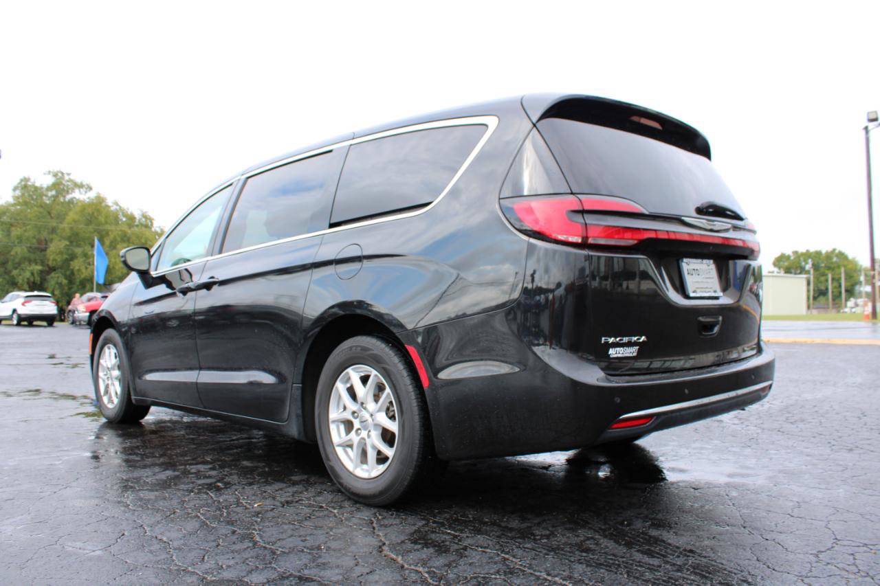 Used 2023 Chrysler Pacifica Touring-L FWD image 9