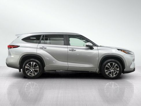 Used 2023 Toyota Highlander XLE w/ Protection Package #3 (TMS) AWD/4WD image 6