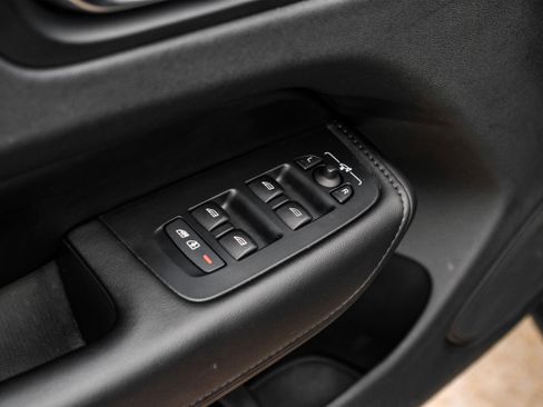 Used 2023 Volvo XC60 B5 Plus image 40