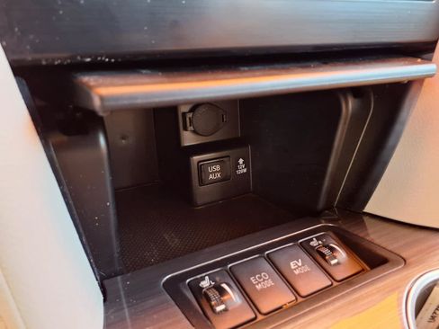 Used 2012 Toyota Camry XLE w/ Leather Pkg FWD image 24