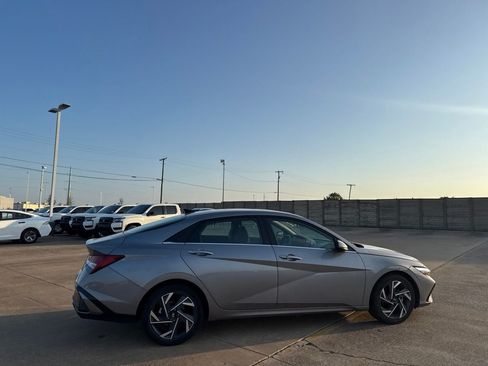 Used 2025 Hyundai Elantra SEL FWD image 21