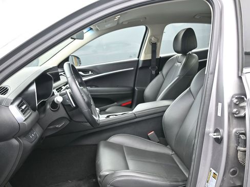 Used 2025 Genesis G70 2.5T image 17