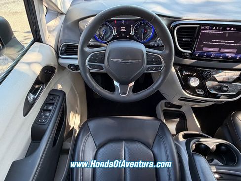 Used 2023 Chrysler Pacifica Touring-L FWD image 16