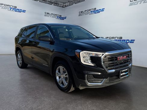 Used 2024 GMC Terrain SLE image 3