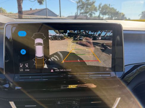 Used 2025 Volkswagen Atlas Cross Sport SE image 17