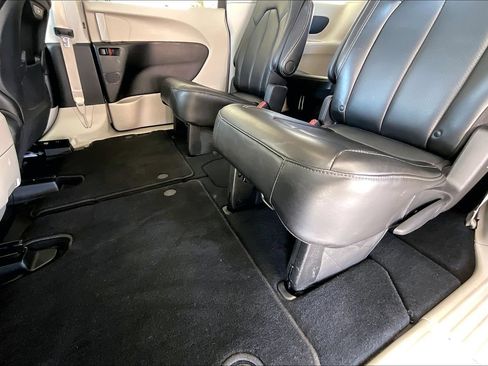 Used 2024 Chrysler Pacifica Touring-L FWD image 21