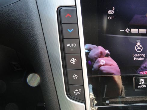 Used 2018 INFINITI Q60 LUXE w/ Sensory Package 2.0T Luxe image 22