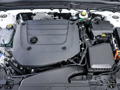 Certified 2025 Volvo XC40 B5 Plus AWD/4WD image 34