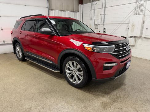 Used 2021 Ford Explorer XLT w/ Equipment Group 202A image 3