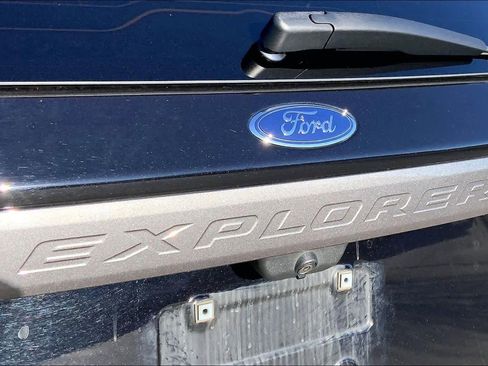 Used 2022 Ford Explorer XLT w/ Equipment Group 202A image 9