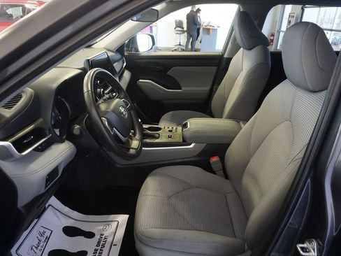 Used 2023 Toyota Highlander LE AWD/4WD image 17