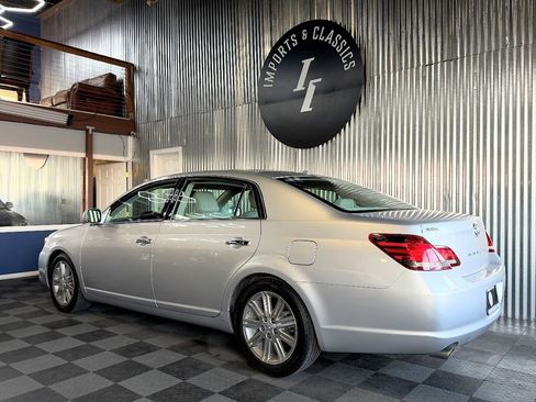 Used 2010 Toyota Avalon Limited image 3