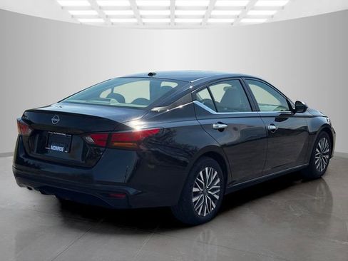 Used 2025 Nissan Altima 2.5 SV FWD image 7