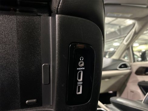 Used 2021 Chrysler Pacifica Limited w/ Uconnect Theater Family Group image 27