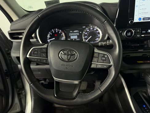 Used 2025 Toyota Highlander XLE FWD image 16