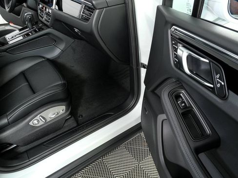 Used 2026 Porsche Macan AWD/4WD image 26