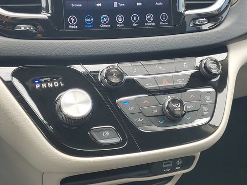 Used 2018 Chrysler Pacifica Touring-L FWD image 25