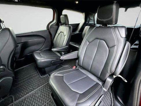 Used 2025 Chrysler Pacifica Select image 23
