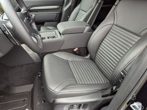 New 2025 Land Rover Discovery Dynamic SE image 12