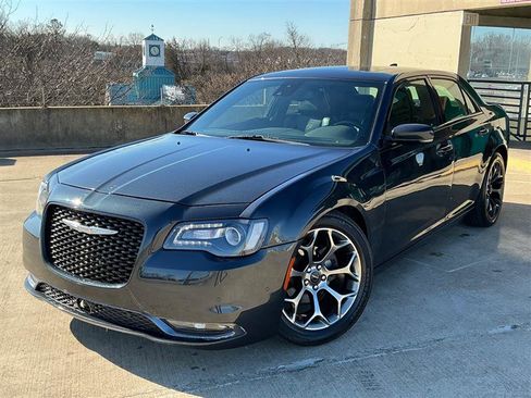 Used 2018 Chrysler 300 S w/ 300S Premium Group image 2
