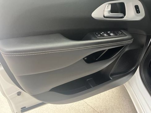 Used 2024 Chrysler Pacifica Limited FWD image 11